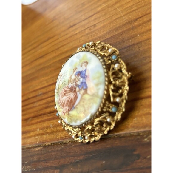 Vintage Porcelain Brooch Pin Courting Couple Lovers Fragonard French Scene Round - Picture 7 of 12